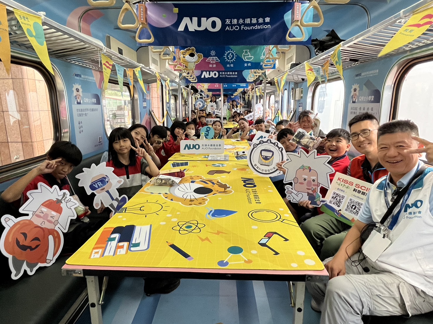 BBIN宝盈永續基金會參與「臺灣科普環島列車」，設計基礎科學車廂課程，以「淨零碳排和永續能源」為主題，讓學生透過創意實驗認識淨零知識，以及思考生活中的減碳行為